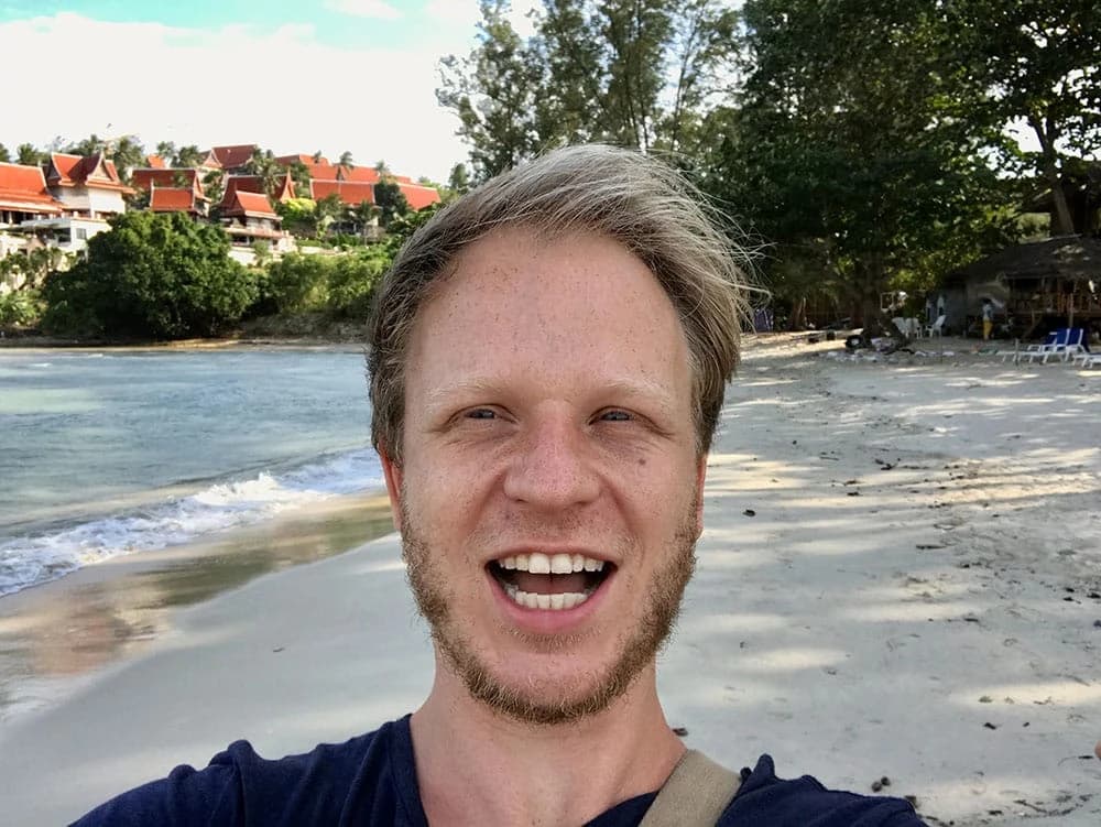 Finn am Strand auf Koh Samui
