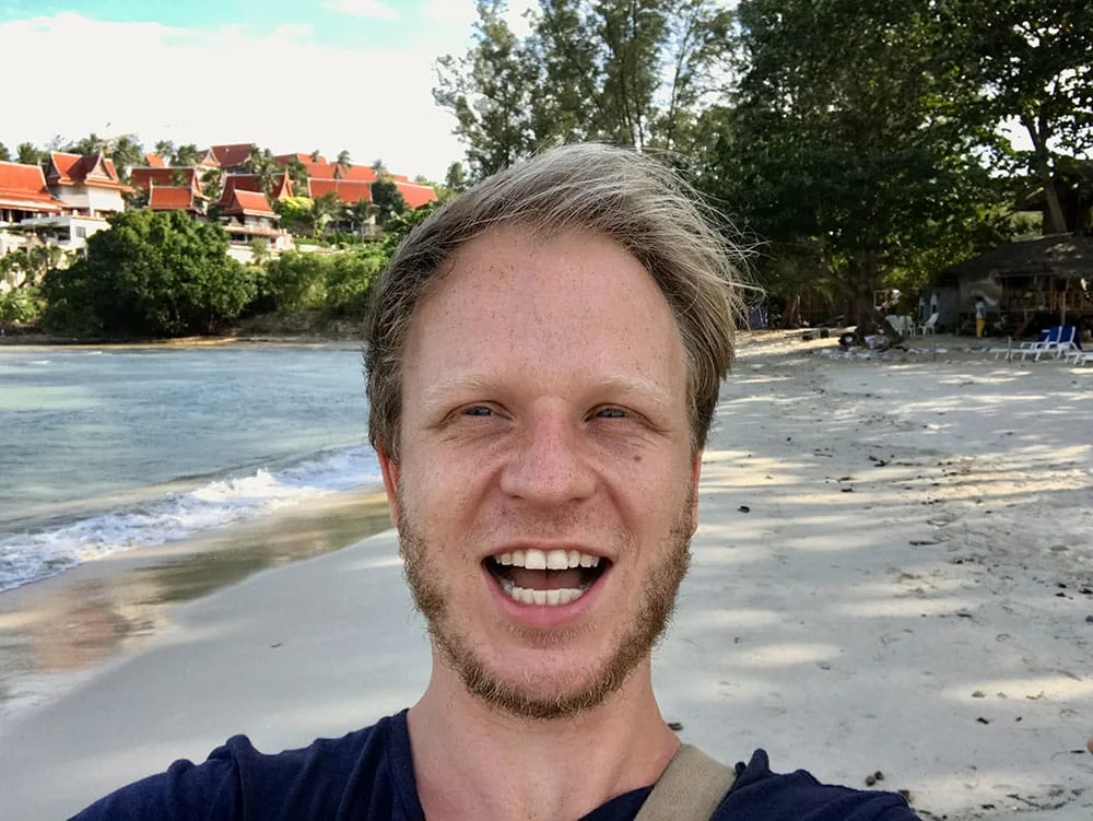 Finn am Strand auf Koh Samui